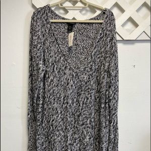 LAST CALL $8 10 Lane Bryant 100% cotton black/white V Neck Size 22/24 NWT